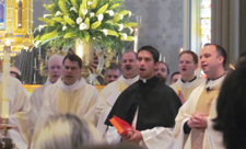 Matthew Kuczora, C.S.C., (au centre) à la première messe d’un ami 