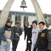 Matthew Kuczora, C.S.C. (à l’extrême gauche) accompagné d’amis à l’extérieur du Moreau Seminary à Notre Dame, Indiana.