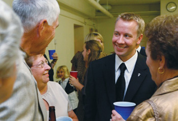 El Hermano Brian Halderman, S.M. con amigos y familia que asistieron a la celebración de sus votos definitivos en 2008.