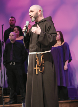 Père Richard Hendrick, O.F.M., Cap. parle à la fin d’un service de prière mettant en vedette le Dublin Gospel Choir.